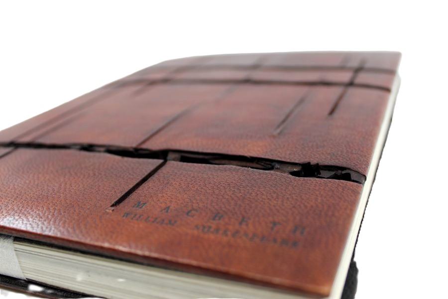 Macbeth de William Shakespeare. Pièce lauréate du premier concours international « Binding the Bard » organisé par l'université de Durham, au Royaume-Uni.